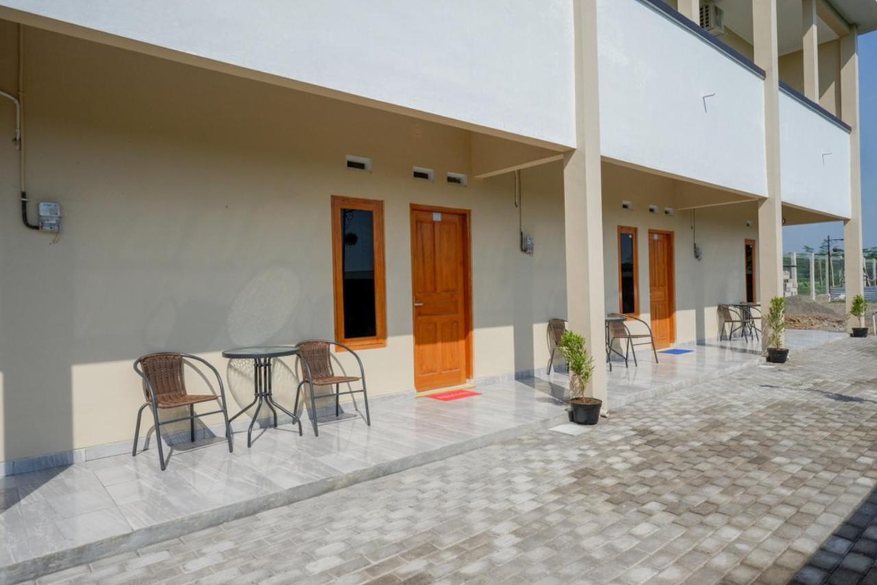Reddoorz Near Padang Golf Adisucipto Ξενοδοχείο Potrojayan Εξωτερικό φωτογραφία