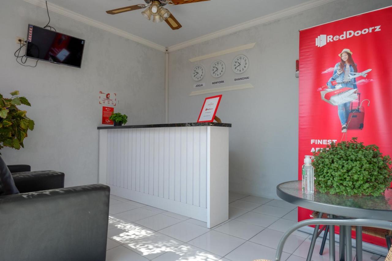 Reddoorz Near Padang Golf Adisucipto Ξενοδοχείο Potrojayan Εξωτερικό φωτογραφία