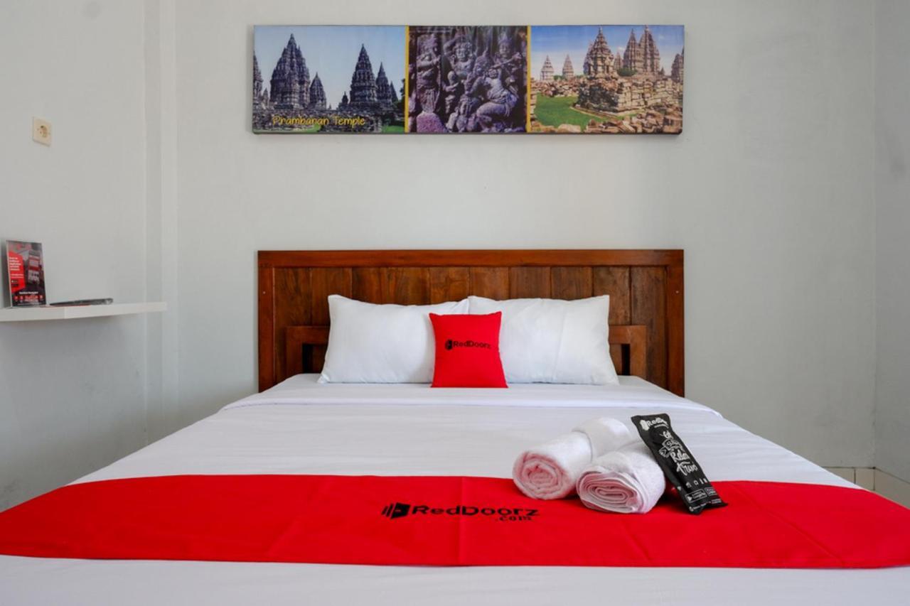 Reddoorz Near Padang Golf Adisucipto Ξενοδοχείο Potrojayan Εξωτερικό φωτογραφία