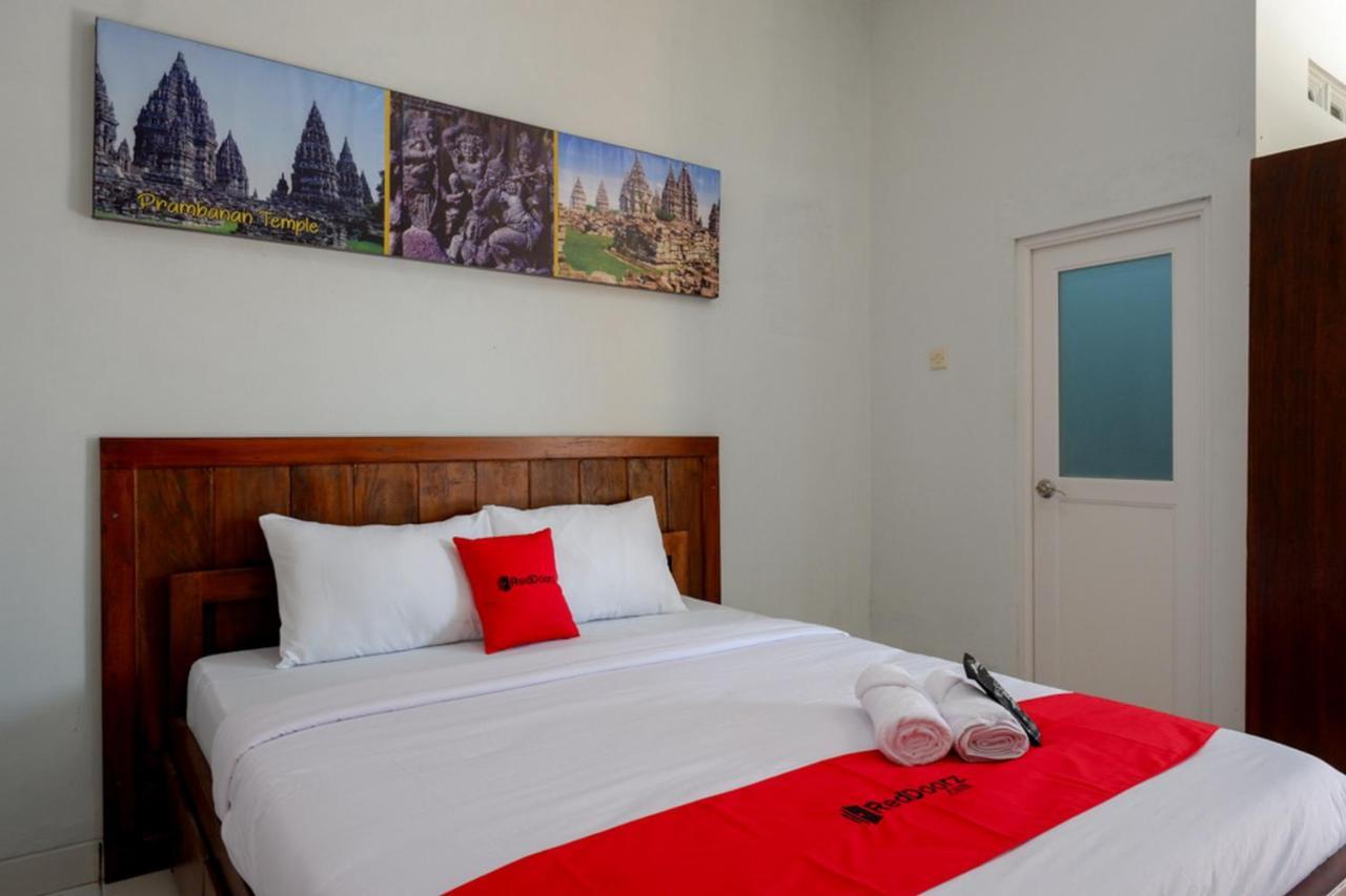 Reddoorz Near Padang Golf Adisucipto Ξενοδοχείο Potrojayan Εξωτερικό φωτογραφία