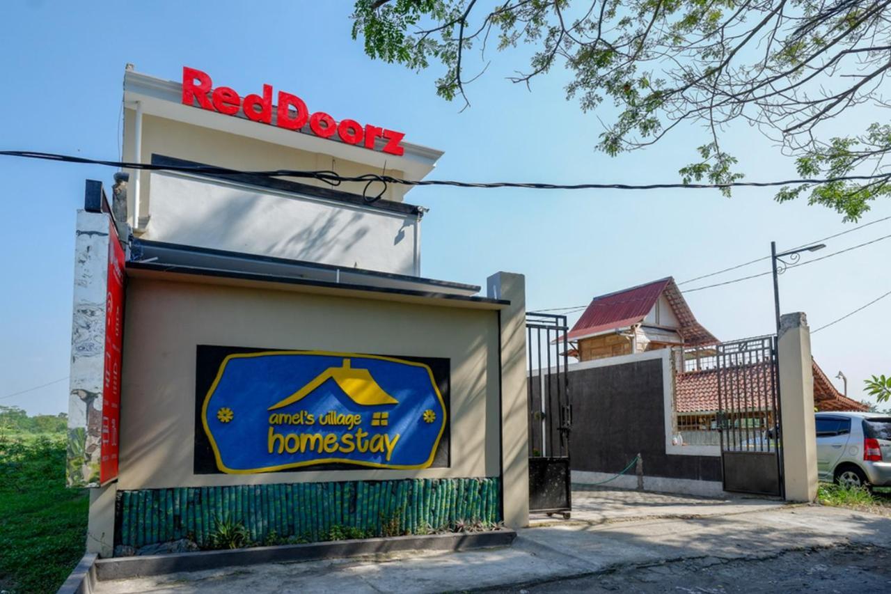 Reddoorz Near Padang Golf Adisucipto Ξενοδοχείο Potrojayan Εξωτερικό φωτογραφία